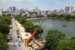 Đơn vị thi công sử dụng máy cẩu cọc thép và máy ép cừ để triển khai các hạng mục nền móng tại dự án nâng cấp trạm bơm hồ Xã Đàn, góp phần đẩy nhanh tiến độ công trình chống ngập. (Ảnh: Lê Đông/TTXVN)