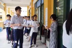 Thí sinh dự thi tại điểm thi Trường Trung học Phổ thông Trưng Vương. (Ảnh: Thu Hoài/TTXVN)
