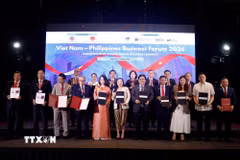 Phó Thủ tướng, Bộ trưởng Quốc phòng Phan Văn Giang chứng kiến lễ trao các văn kiện hợp tác giữa hai nước. (Ảnh: Thống Nhất/TTXVN)