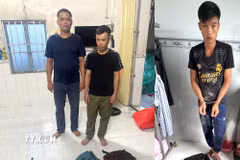 Các đối tượng cùng tang vật là các loại súng bắn đạn chì dùng để săn bắt động vật. (Ảnh: TTXVN phát)