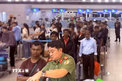 Phòng Quản lý xuất nhập cảnh Công an thành phố Đồng Nai phối hợp các đơn vị có liên quan trục xuất người nước ngoài cư trú, lao động bất hợp pháp về nước thông qua Cảng hàng không quốc tế Tân Sơn Nhất. (Ảnh: TTXVN phát)