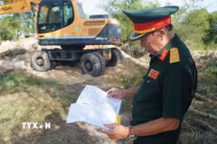 Suốt gần 60 năm qua, ông Lê Hữu Tòng luôn ghi chép đầy đủ ký ức về trận đánh Động Tòa cũng như gìn giữ các thông tin về nơi nghi ngờ có hài cốt đồng đội để cung cấp cho các lực lượng chức năng. (Ảnh: Mai Trang/TTXVN)