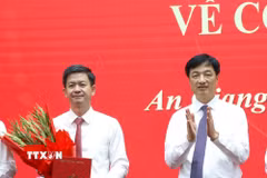 Ủy viên Bộ Chính trị, Bí thư Trung ương Đảng, Trưởng Ban Tổ chức Trung ương Nguyễn Duy Ngọc trao quyết định của Bộ Chính trị về công tác cán bộ đối với đồng chí Lê Quang Tùng. (Ảnh: Văn Sĩ/ TTXVN)