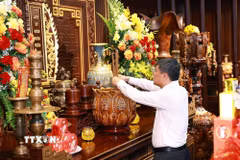 Thủ tướng Lê Minh Hưng dâng hương, hoa tưởng niệm các Anh hùng liệt sỹ tại Đền thờ Liệt sỹ Chiến trường Điện Biên Phủ. (Ảnh: Dương Giang/TTXVN)
