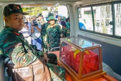 Hài cốt liệt sỹ Nguyễn Thị Út được đưa về Nghĩa trang Liệt sỹ thành phố Cần Thơ sau khi được tìm thấy. (Ảnh: Thanh Liêm/TTXVN)