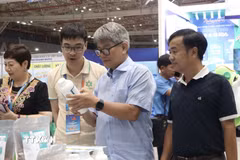Doanh nghiệp giới thiệu vật tư nuôi trồng thủy sản tại VINAFIS EXPO 2026. (Ảnh: Xuân Anh/TTXVN)