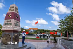 Lá cờ tung bay nơi đầu sóng, biểu tượng của chủ quyền thiêng liêng. (Ảnh: Xuân Quý/TTXVN)
