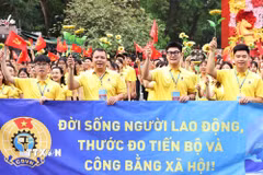 Công nhân lao động diễu hành chào mừng kỷ niệm 140 năm Ngày Quốc tế Lao động. (Ảnh: Minh Đức/TTXVN)