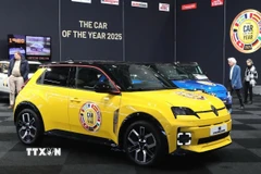 Xe điện Renault 5 được bình chọn là "Xe ôtô của năm 2025" tại Triển lãm ôtô Brussels 2025. (Ảnh: Hương Giang/TTXVN)