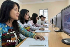 Công nghệ thông tin giúp học sinh miền núi không bị “bỏ lại phía sau” rút ngắn khoảng cách giữa giáo dục miền núi và miền xuôi. (Ảnh: Việt Hoàng/TTXVN)