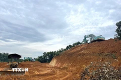 Đồi Ba Vành (Ba Vì, Hà Nội) bị "xẻ thịt." (Ảnh: Quốc Lũy/TTXVN)