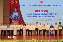 Phó Chủ tịch Thường trực Ủy ban Nhân dân tỉnh Yên Bái Nguyễn Thế Phước tặng Bằng khen cho các tập thể có thành tích trong phong trào xóa nhà tạm, nhà dột nát. (Ảnh: Tiến Khánh/TTXVN)