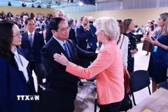 Thủ tướng Phạm Minh Chính gặp Chủ tịch Ủy ban châu Âu Ursula von der Leyen. (Ảnh: Dương Giang/TTXVN)
