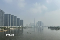 Sương mù bao phủ bầu trời Thành phố Hồ Chí Minh. (Ảnh: Hương Giang/TTXVN)