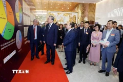 Tổng Bí thư Tô Lâm tham quan không gian trưng bày thành tựu chuyển đổi số trong báo chí tại Hội nghị tổng kết công tác tuyên giáo và dân vận năm 2025, triển khai nhiệm vụ năm 2026. (Ảnh: Thống Nhất/TTXVN)