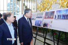 Tổng Bí thư Tô Lâm tham quan Trưng bày ảnh các hoạt động tiêu biểu của ngành Tuyên giáo và Dân vận năm 2025, do Thông tấn xã Việt Nam thực hiện. (Ảnh: Phương Hoa/TTXVN)