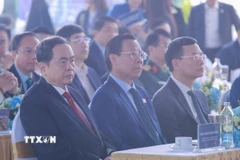 Chủ tịch Quốc hội Trần Thanh Mẫn và các đại biểu dự lễ khởi công Dự án trục đại lộ cảnh quan sông Hồng. (Ảnh: Phan Phương/TTXVN)