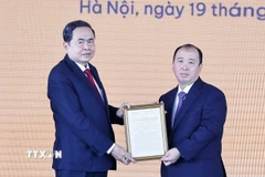 Chủ tịch Quốc hội Trần Thanh Mẫn trao Giấy phép đầu tư cho Liên danh các Nhà đầu tư Đại Quang Minh - Văn Phú - MIK Group - Thaco - T&T Group - Tập đoàn Hòa Phát. (Ảnh: Doãn Tấn/TTXVN)