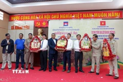 Đại biểu 2 tỉnh Tây Ninh và Svay Rieng trao tặng quà cho nhau. (Ảnh: Đức Hạnh/TTXVN)