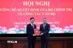 Ủy viên Bộ Chính trị, Bí thư Trung ương Đảng, Trưởng ban Tổ chức Trung ương Lê Minh Hưng trao quyết định cho tân Bí thư Tỉnh ủy Lạng Sơn Hoàng Quốc Khánh. (Ảnh: Văn Đạt/TTXVN)