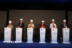 Đại biểu thực hiện nghi lễ bấm nút khởi động các dự án. (Ảnh: Thanh Hòa/TTXVN)