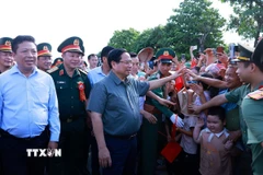 Thủ tướng Phạm Minh Chính với nhân dân khu vực dự án cầu Phong Châu mới trên Quốc lộ 32C. (Ảnh: Dương Giang/TTXVN)