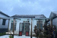 Nhà dân tại xã Quảng Điền bị tốc mái. (Ảnh: TTXVN phát)