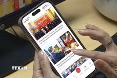 Mạng xã hội vừa là công cụ tác nghiệp, vừa là nơi tiếp nhận nguồn thông tin khổng lồ từ xã hội. (Ảnh: Hữu Duyên/TTXVN)