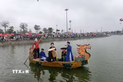 Liền anh, liền chị chuẩn bị trầu têm cánh phượng mời khách. (Ảnh: Thanh Thương/TTXVN)