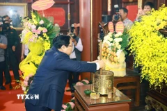 Thủ tướng Phạm Minh Chính dâng hương tại Khu lưu niệm Thủ tướng Phạm Văn Đồng ở xã Mộ Đức, tỉnh Quảng Ngãi. (Ảnh: Dương Giang/TTXVN)