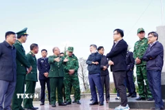 Đoàn công tác tiến hành khảo sát thực địa tại điểm đấu nối và hai bên cánh gà cửa khẩu quốc tế Huổi Puốc. (Ảnh: TTXVN phát)