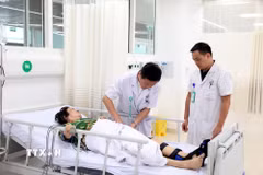Các bác sỹ khám cho người bệnh tại Bệnh viện Hữu nghị Việt Đức cơ sở Ninh Bình. (Ảnh: Thanh Tuấn/TTXVN)
