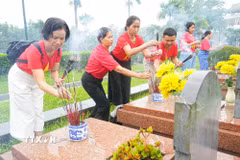Đông đảo du khách, thắp hương tri ân các Anh hùng liệt sỹ tại Nghĩa trang A1. (Ảnh: Phan Quân/TTXVN)