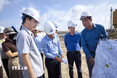 Chủ tịch Ủy ban Nhân dân tỉnh Vĩnh Long Trần Trí Quang khảo sát tại dự án Dự án Cầu Ba Lai 8. (Ảnh: Huỳnh Phúc Hậu/TTXVN)