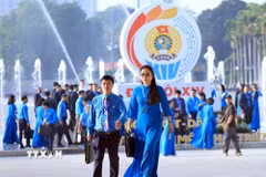 Các đại biểu đến dự Phiên làm việc trọng thể Đại hội XIV Công đoàn Việt Nam. (Ảnh: Tuấn Anh/TTXVN)