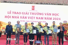 Ban tổ chức trao Giải thưởng Văn học Hội Nhà văn Việt Nam năm 2024 cho các tác giả đạt giải. (Ảnh: Phương Lan/TTXVN)