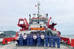 Đoàn Công tác Bộ Tư lệnh Vùng Cảnh sát biển 4 chụp ảnh chung với cán bộ, chiến sỹ Tàu CSB 9003. (Ảnh: TTXVN phát)