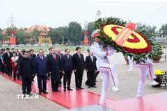 Lãnh đạo Đảng, Nhà nước và đại diện các thế hệ đại biểu Quốc hội các nhiệm kỳ viếng Chủ tịch Hồ Chí Minh. (Ảnh: An Đăng/TTXVN)