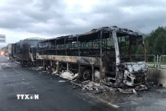Cả ba phương tiện đều bị lửa thiêu rụi; trong đó xe tải và xe khách cháy hoàn toàn, xe đầu kéo bị cháy phần đầu. (Ảnh: TTXVN phát)