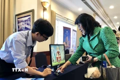 Doanh nghiệp du lịch giới thiệu sản phẩm, dịch vụ ứng dụng công nghệ tại sự kiện kết nối phát triển du lịch giai đoạn 2025-2030. (Ảnh: Mỹ Phương/TTXVN)