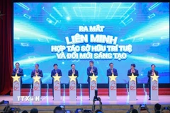 Tổng Giám đốc Tổ chức Sở hữu trí tuệ thế giới Daren Tang, Thứ trưởng Bộ Khoa học và Công nghệ Hoàng Minh cùng các đại biểu thực hiện nghi thức bấm nút ra mắt Liên minh Hợp tác Sở hữu Trí tuệ và Đổi mới Sáng tạo. (Ảnh: Hoàng Hiếu/TTXVN)