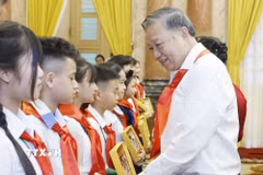 Tổng Bí thư, Chủ tịch nước Tô Lâm tặng bức ảnh “Bác Hồ với thiếu nhi” cho các Đội viên tiêu biểu toàn quốc. (Ảnh: Thống Nhất/TTXVN)