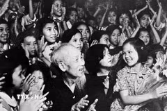 Nhân kỷ niệm Ngày Quốc tế Thiếu nhi 1/6, tối 31/5/1969, tại Phủ Chủ tịch, Chủ tịch Hồ Chí Minh cùng thiếu nhi Thủ đô xem biểu diễn văn nghệ. (Ảnh: TTXVN)