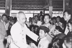 Tại Hội nghị Thanh niên xã hội chủ nghĩa khu Việt Bắc, Chủ tịch Hồ Chí Minh thăm hỏi chiến sỹ thi đua Phạm Trung Pồn, tuy bị mù cả hai mắt nhưng có nhiều sáng kiến cải tiến nông cụ (13/3/1960). (Ảnh: Tư liệu/TTXVN phát)