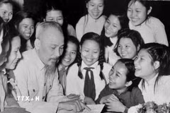 Học sinh trường Trung học cơ sở Trưng Vương Hà Nội đến chúc thọ Chủ tịch Hồ Chí Minh (5/1956). (Ảnh: TTXVN)