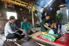 Trung tá Đỗ Văn Diện, Trạm quân-dân y kết hợp buôn Đrang Phôk (Đồn Biên phòng 743 Sêrêpôk), xã Buôn Đôn (Đắk Lắk) thăm khám cho người dân bị bệnh tại nhà. (Ảnh: Kha Phạm/TTXVN)