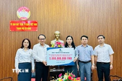 Ủy ban Mặt trận Tổ quốc Việt Nam thành phố Đà Nẵng tiếp nhận ủng hộ 5 tỷ đồng từ doanh nghiệp để hỗ trợ công tác ứng phó, khắc phục hậu quả do mưa lũ gây ra. (Ảnh: Khoa Chương/TTXVN)