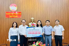 Ủy ban Mặt trận Tổ quốc Việt Nam thành phố Đà Nẵng tiếp nhận ủng hộ 5 tỷ đồng từ doanh nghiệp để hỗ trợ công tác ứng phó, khắc phục hậu quả do mưa lũ gây ra. (Ảnh: Khoa Chương/TTXVN)