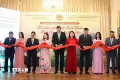 Các đại biểu cắt băng mạc triển lãm “Di sản văn hóa Việt Nam - Bảo tồn và phát triển”. (Ảnh: Viết Thắng/TTXVN)