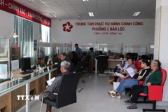 Người dân làm thủ tục tại Trung tâm phục vụ hành chính công phường 1 Bảo Lộc (Lâm Đồng). (Ảnh: Kha Phạm/TTXVN)